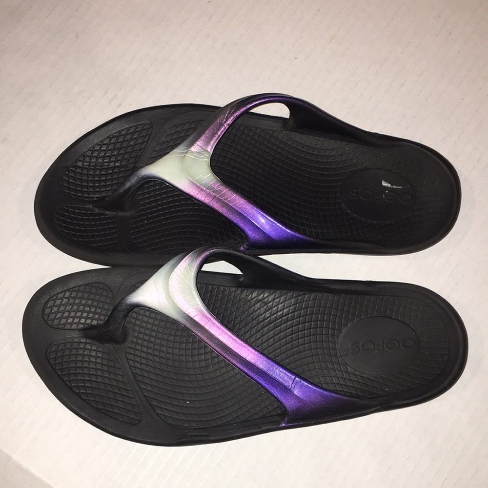 OOFOS Women's Black Flip Flops with Purple and White Gradient Straps